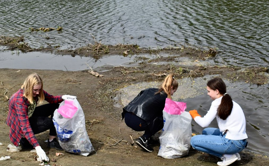 На берегу реки Черная собрали 32 мешка мусора