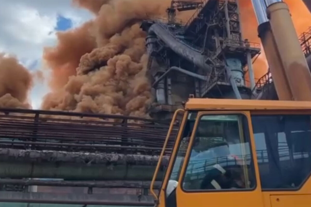 С территории комбината «Мечел» в Челябинске выбросило столб оранжевого дыма